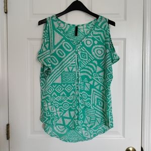 RENDEZVOUS Misses short sleeve cold shoulder top